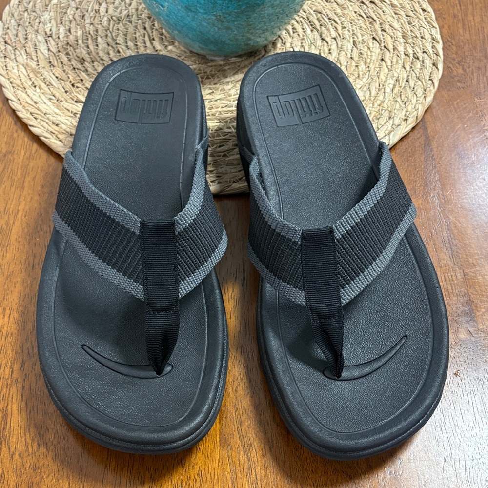 Fitflop Men's Black and Gray Flip-Flop Sandals